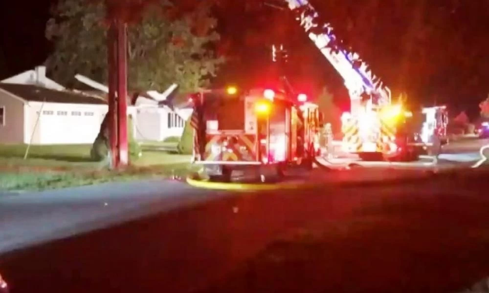 Αεροπλάνο «καρφώθηκε» σε στέγη σπιτιού (βίντεο)